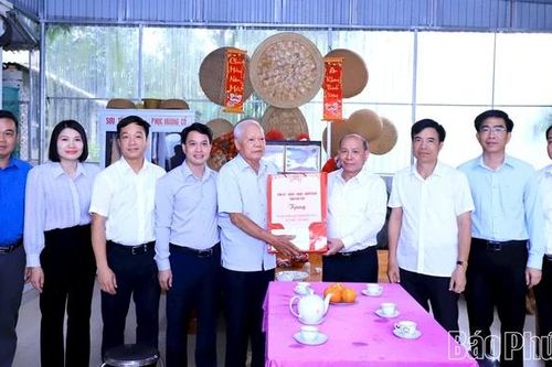 Đồng chí Bùi Đức Hinh - Phó Bí thư Tỉnh ủy, Chủ tịch Ủy ban MTTQ tỉnh thăm, tặng quà gia đình người có công tại xã Cao Phong