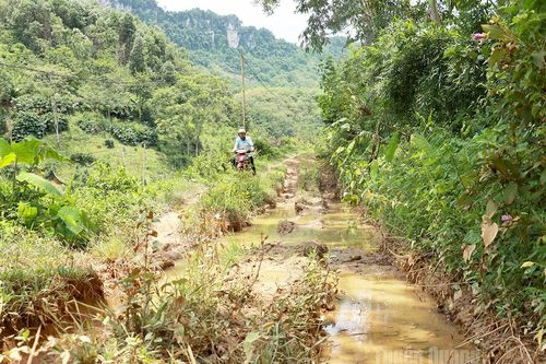 Người dân thôn Nặm Vạc mong chờ một tuyến đường bê tông
