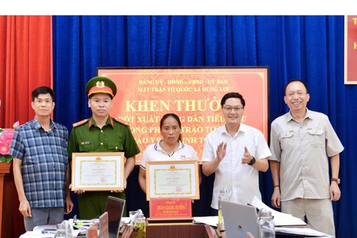 Khen thưởng hai cá nhân ở xã Hùng Lợi đã hỗ trợ người chuyển khoản nhầm nhận lại 500 triệu đồng