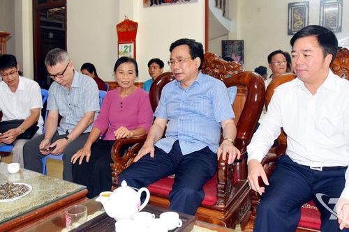 Lãnh đạo Ủy ban Kiểm tra Trung ương thăm gia đình liệt sĩ tại xã Chợ Rã