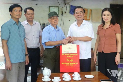Lãnh đạo tỉnh thăm, tặng quà người có công tại xã Tân Kỳ