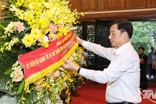 Chủ nhiệm Ủy ban Kiểm tra Trung ương Nguyễn Duy Ngọc dâng hương tại ATK Định Hóa