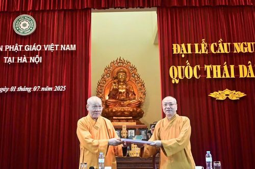 Hòa thượng Thích Quảng Tùng thăm trường hạ Học viện Phật giáo VN tại Hà Nội