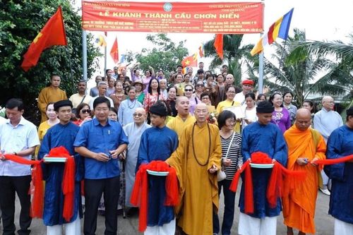 An Giang: Khánh thành cầu Chơn Hiển và trao nhà tình thương, tặng học bổng cho học sinh