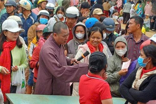 Tịnh thất An Lạc (TP.HCM) tặng quà đến người nghèo tại Lâm Đồng