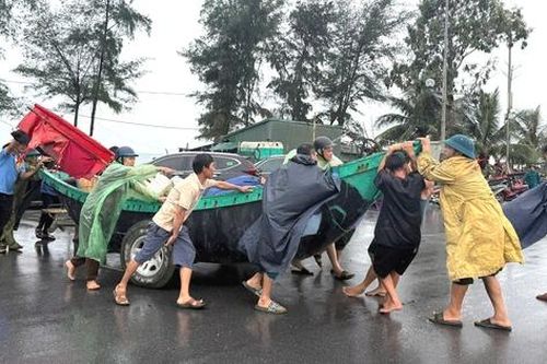Ngư dân Sầm Sơn hò nhau kéo thuyền lên đường tránh bão số 3