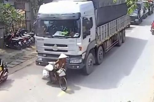 Ngăn tai nạn do xe máy đi vào điểm mù ô tô cách nào?