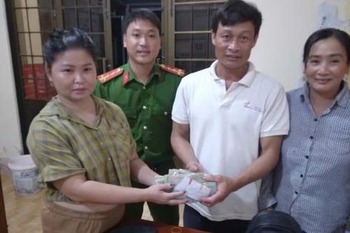 Nhặt 150 triệu đồng trên đường, 2 vợ chồng tìm trả lại cho người đánh rơi