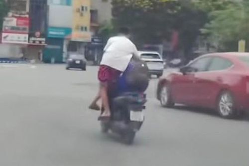 Hai thanh niên đổi lái xe máy như 'diễn xiếc', tiềm ẩn nguy cơ gây tai nạn