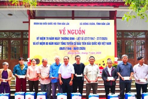 Đoàn ĐBQH tỉnh Đắk Lắk trao 50 phần quà tặng gia đình chính sách, người có công