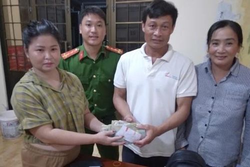 Hai vợ chồng nhặt được 150 triệu đồng nhờ Công an xã tìm trả người đánh rơi