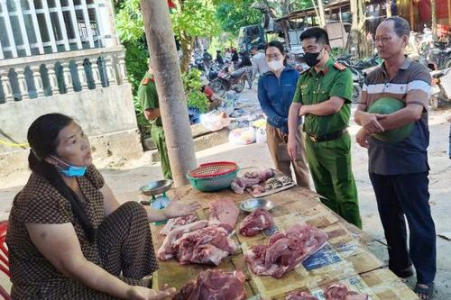 Công an vào cuộc vụ vứt heo chết xuống sông suối