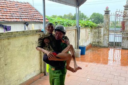 Công an tỉnh Ninh Bình đến tận nhà di chuyển người dân tới nơi an toàn