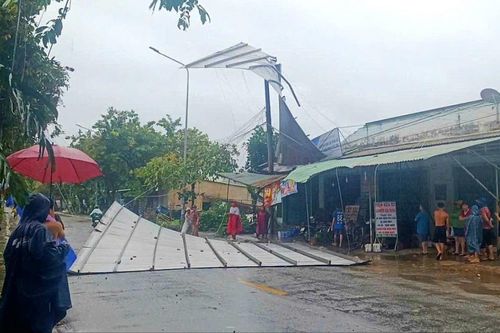 Giông lốc mạnh, hàng chục nghìn hộ dân Đồng Nai mất điện