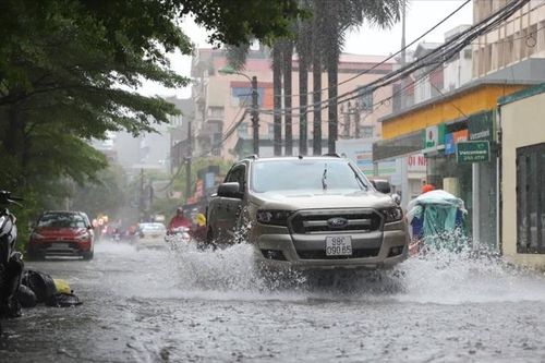 Lưu ý lái xe ô tô dưới trời mưa lớn