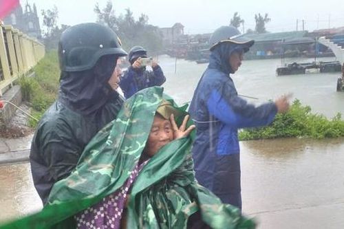 Cô Tô vận động người dân sơ tán, Bạch Long Vĩ gọi tàu, thuyền về bờ chống bão số 3