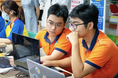 Nhiều trường đại học cho sinh viên học trực tuyến tránh bão số 3