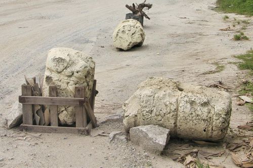 Đường nát như tương, dân dựng vật cản chặn xe tải trọng lớn