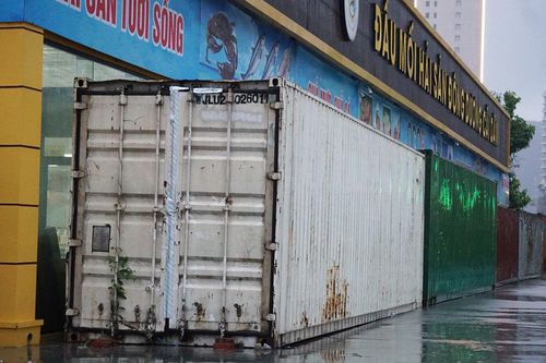 Người dân Quảng Ninh thuê dàn container, xe tải chặn trước cửa ứng phó bão Wipha