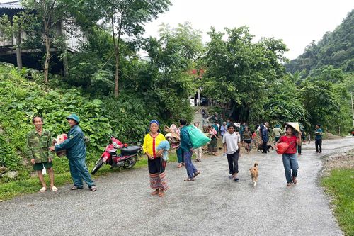 Vết nứt dài 300m trên núi khiến 19 hộ dân phải rời nhà trước giờ bão đổ bộ