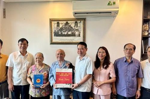 Lãnh đạo phường Xuân Đỉnh thăm, tặng quà người có công
