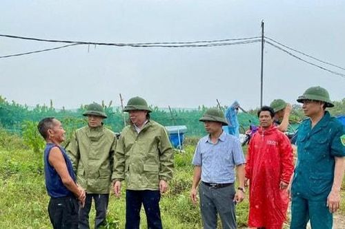 Lãnh đạo xã Ô Diên kiểm tra công tác phòng, chống bão số 3
