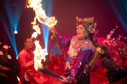Mãn nhãn với tiết mục hầu đồng của nghệ sĩ Xuân Hinh trong Cuộc hẹn cuối tuần