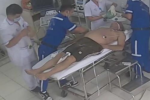 Video 'thần tốc' ép tim cứu người ngưng tim, ngưng thở trên bãi biển Nha Trang