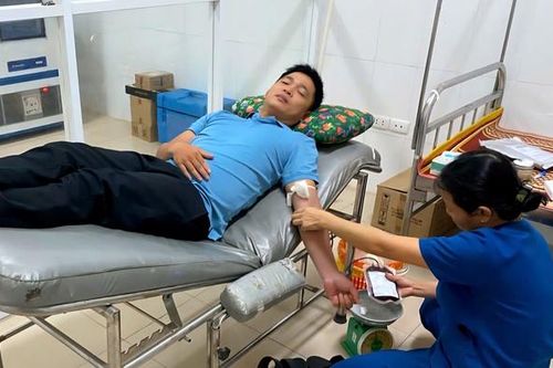 Nhân viên y tế hiến máu giúp sản phụ băng huyết qua cơn nguy kịch