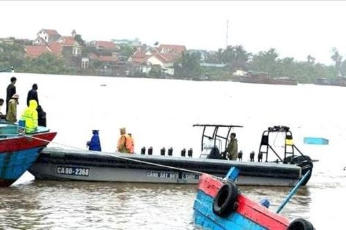 Cảnh sát giao thông giải cứu 9 thuyền viên bị lật tàu