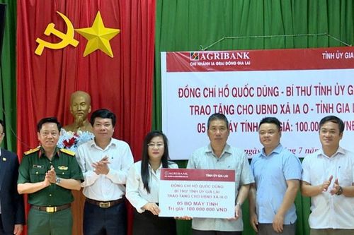 Gia Lai: Trao tặng máy vi tính cho xã biên giới Ia O