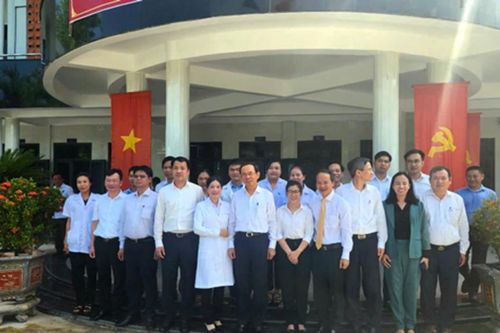 Bí thư Thành ủy TP Hồ Chí Minh Nguyễn Văn Nên thăm, tặng quà thương, bệnh binh xã Long Hải