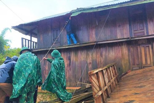 TP Đà Nẵng: Gió lớn làm tốc hơn 30 mái nhà của người dân