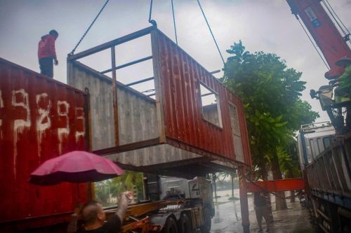 Chủ nhà hàng Quảng Ninh chi gần 100 triệu/ngày thuê container chắn bão
