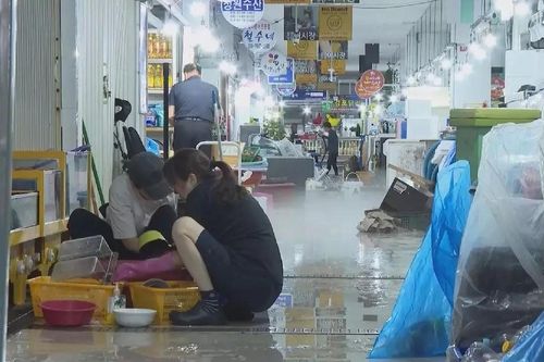 Tiểu thương Hàn Quốc bắt đầu dọn dẹp sau mưa lũ lịch sử