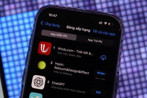 Người Việt thi nhau tải app theo dõi thời tiết khi bão Wipha đổ bộ