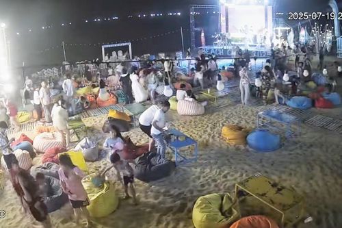Du khách nháo nhào bỏ chạy khi gặp cơn dông trên bãi biển Hà Tĩnh