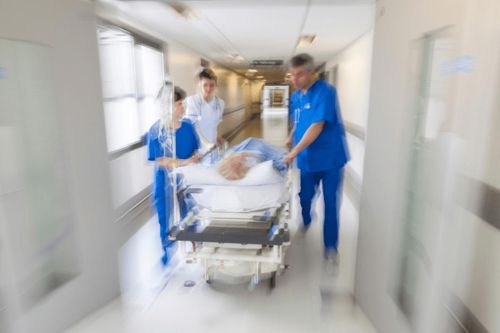 Gãy nhiều ngón chân do ngã khi trèo cây cắt cành tránh bão