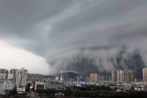 Đám mây đen khổng lồ bao phủ thành phố Trung Quốc khi bão Wipha đổ bộ