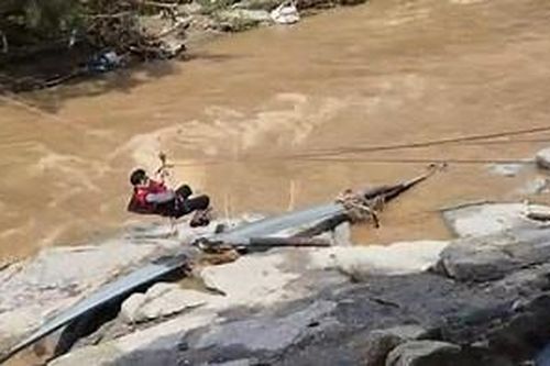 Người dân được giải cứu bằng zipline giữa lũ dữ ở Hàn Quốc