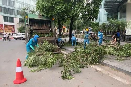 Công nhân môi trường 'vượt bão' duy trì vệ sinh môi trường