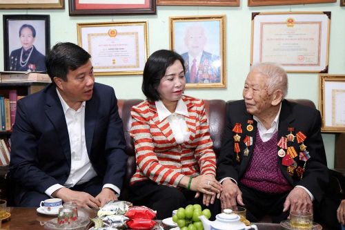 Phó Chủ tịch Quốc hội Nguyễn Thị Thanh thăm, tặng quà các gia đình người có công với cách mạng tại Lâm Đồng