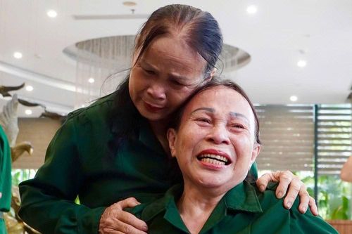 Những giọt nước mắt không khô trong cuộc hội ngộ 'thời hoa lửa'