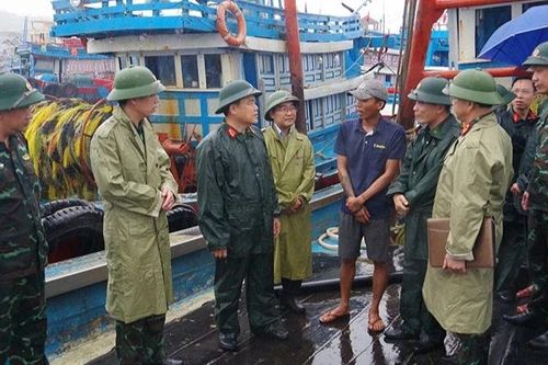 Lực lượng vũ trang Thanh Hóa giúp nhân dân ứng phó với bão số 3