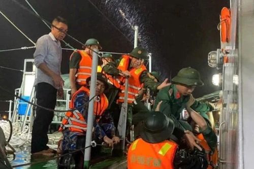 Đưa quân nhân đau ruột thừa từ Đảo Mê vào đất liền cấp cứu trong mưa bão