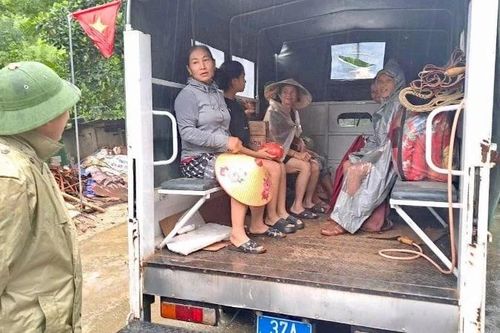 Nghệ An: Tiếp tục di dời khẩn cấp hàng chục hộ dân trước nguy cơ sạt lở núi