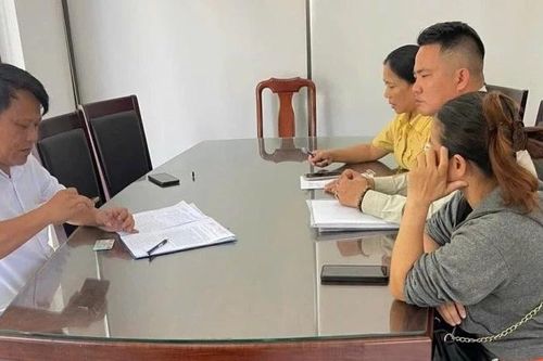 Đà Nẵng xử phạt nặng đối với chủ quán bán hàng rong 'chặt chém' du khách Lào