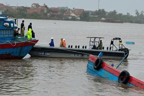Trong bão số 3, Cảnh sát giao thông giúp đỡ nhiều người dân gặp nạn
