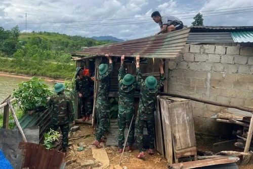Thành phố Huế: Quân đội hỗ trợ người dân sửa nhà bị tốc mái do lốc xoáy