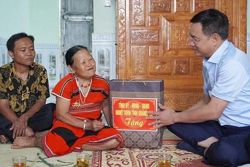 Bí thư Tỉnh ủy Quảng Trị thăm, tặng quà tri ân các gia đình chính sách tiêu biểu